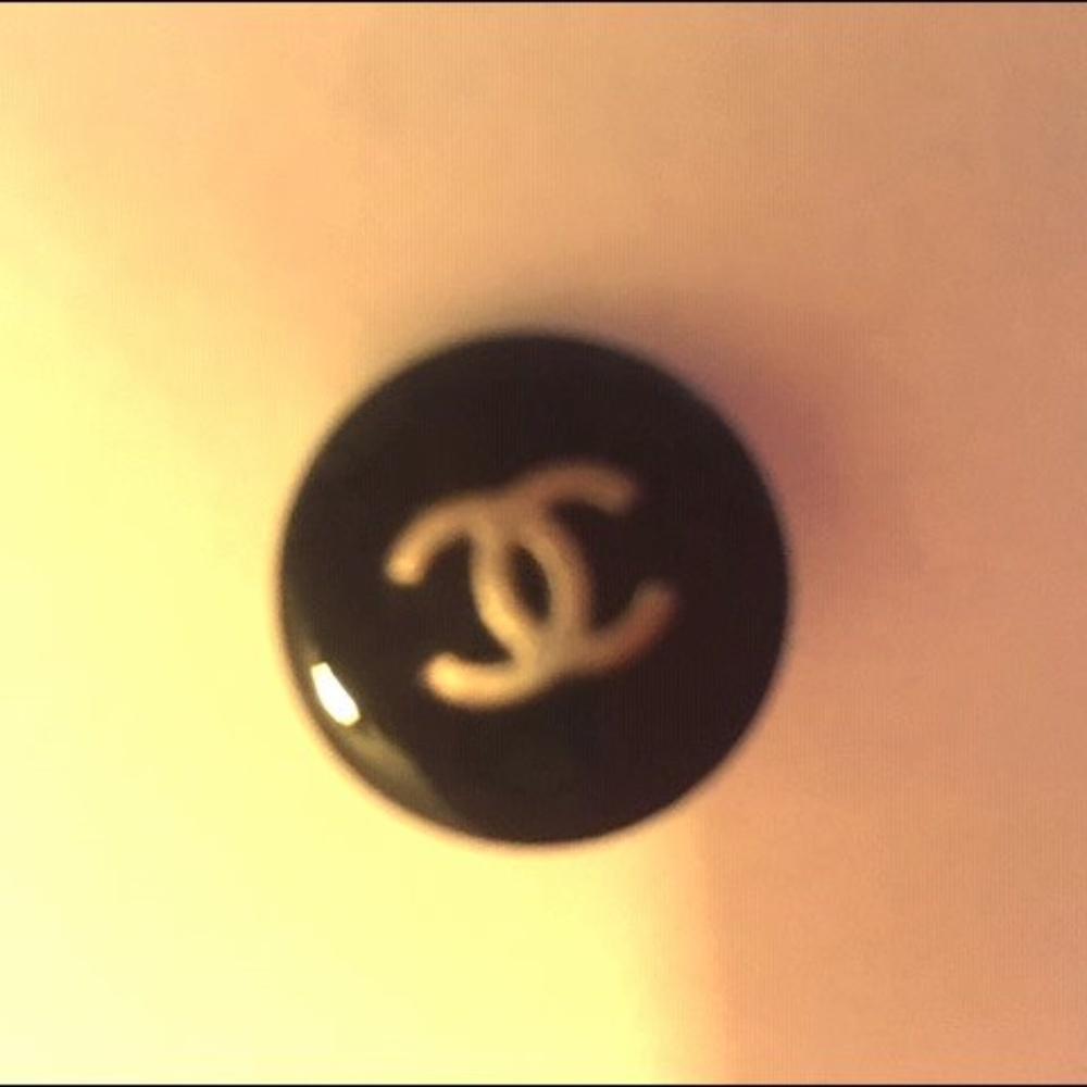 BLACK CHANEL BUTTONS W/chanel logo